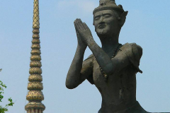 Thailand, Bangkok, Wat Pho, Statue vor einem Chedi