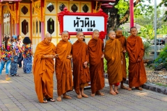 Thailand, Hua Hin, Mönche vor dem Königlichen Pavillon