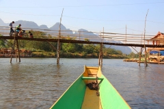 Laos, Vang Vieng, Nang Song Fluss, Bambusbrücke