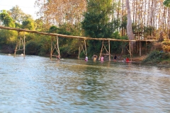 Laos, Vang Vieng, Nang Song Fluss, Bambusbrücke