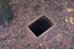 Cu Chi, Schmales Einstiegsloch zum Tunnel
