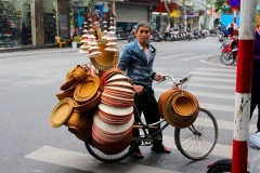Vietnam, Hanoi, Korbverkäufer