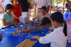 Mekong-Delta, Die Bonbons werden von Hand eingewickelt