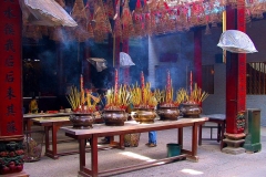 Saigon, Chua Thien Hau-Pagode. Von der Decke hängen Räucherspiralen. Die fünf Räucherstäbchenbehälter stellen die fünf Elemente dar