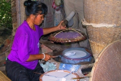 Saigon, Hier werden essbare Reispapierblätter hergestellt